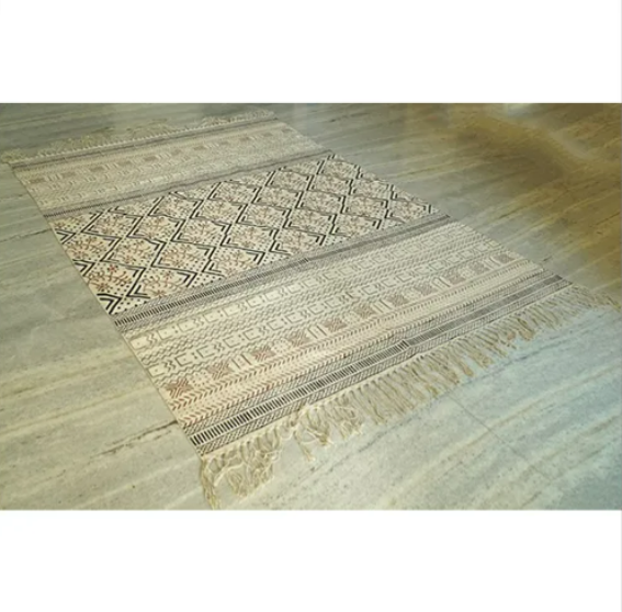 Stylish Hand Knotted Rug - Image 2